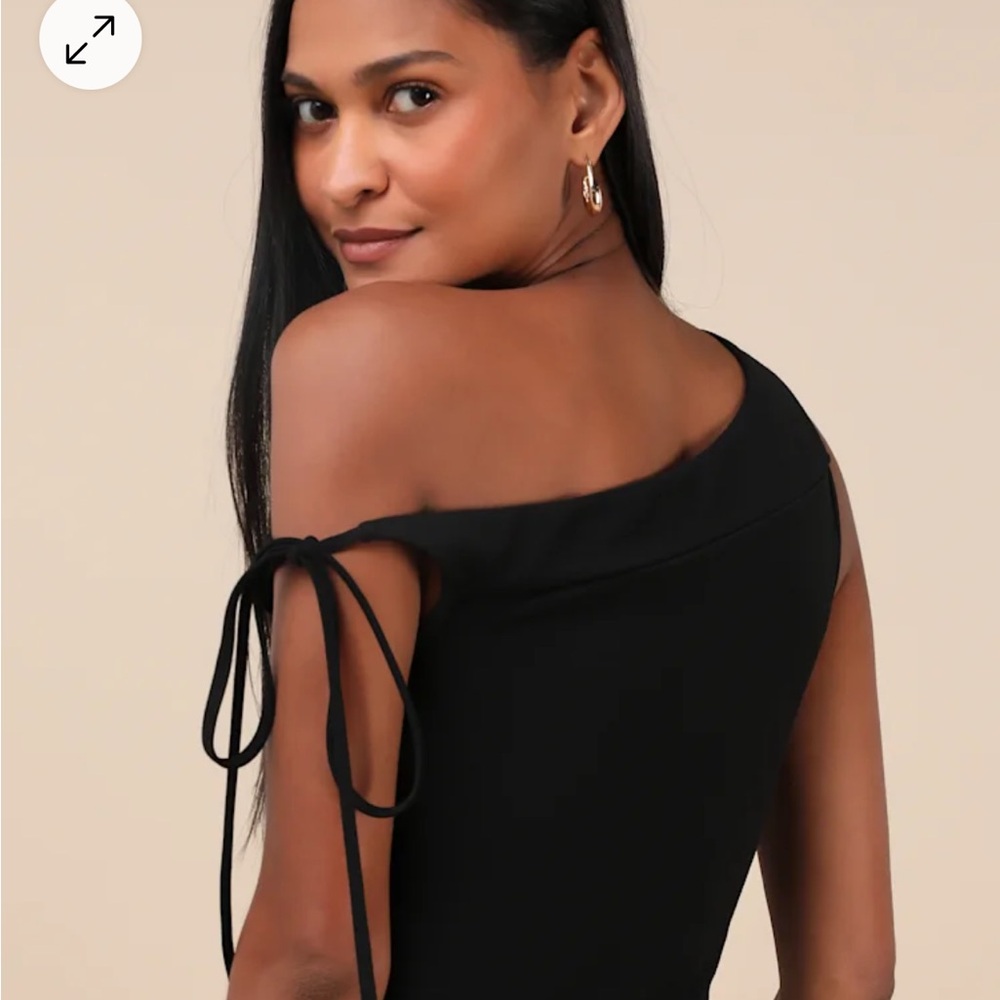 NWT Lulu’s Pivotal One Shoulder Top